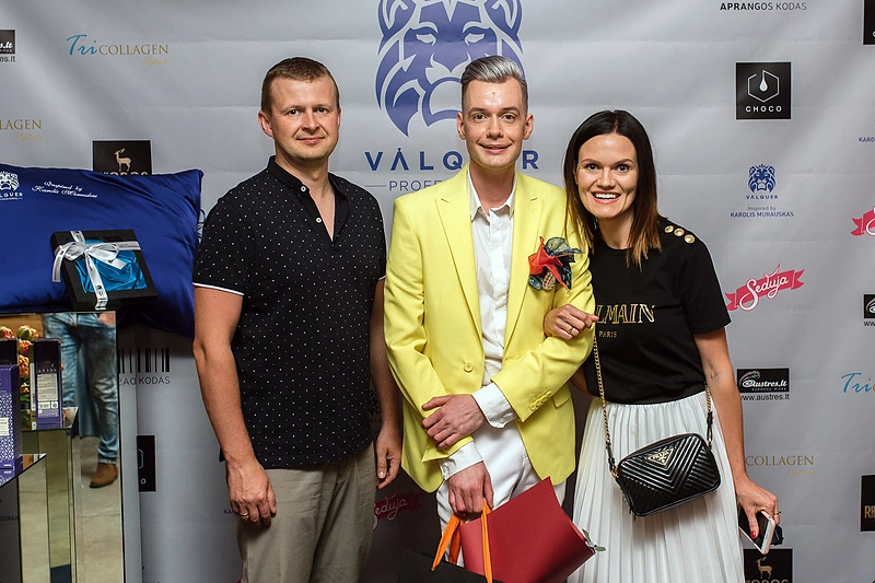 Karolis Murauskas pristato vardines šilko pagalves/Loretos Kondratės nuotr.