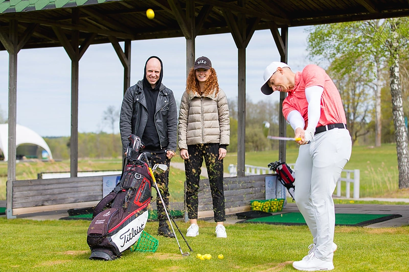 Vidas Bareikis ir Dalia Belickaitė mokėsi golfo subtilybių / Lteam /E. Žaldario nuotr.