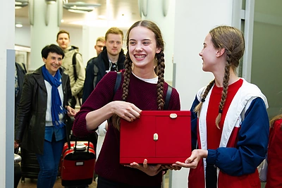 Menininkių Rugilės Barzdžiukaitės, Vaivos Grainytės ir Linos Lapelytės operos-performanso „Saulė ir jūra (Marina)“ atlikėjai ir solistai šiandien su statulėle grįžo į Lietuvą