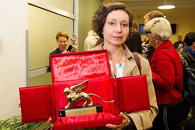 Menininkių Rugilės Barzdžiukaitės, Vaivos Grainytės ir Linos Lapelytės operos-performanso „Saulė ir jūra (Marina)“ atlikėjai ir solistai šiandien su statulėle grįžo į Lietuvą