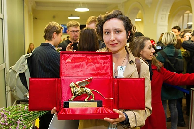 Menininkių Rugilės Barzdžiukaitės, Vaivos Grainytės ir Linos Lapelytės operos-performanso „Saulė ir jūra (Marina)“ atlikėjai ir solistai šiandien su statulėle grįžo į Lietuvą