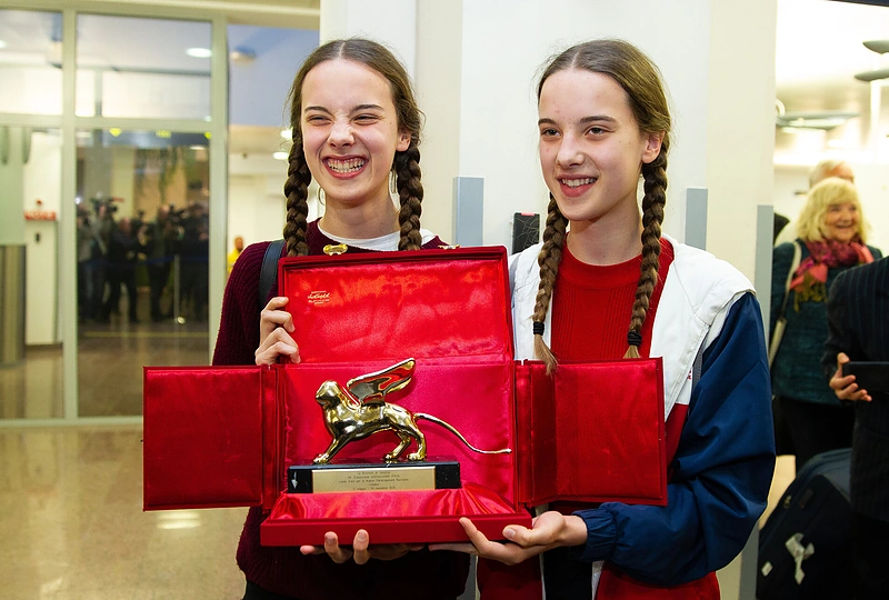 Menininkių Rugilės Barzdžiukaitės, Vaivos Grainytės ir Linos Lapelytės operos-performanso „Saulė ir jūra (Marina)“ atlikėjai ir solistai šiandien su statulėle grįžo į Lietuvą