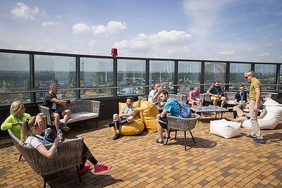 Atgimė legendinis bėgimas į dangoraižį „Europa“/Organizatorių nuotr.