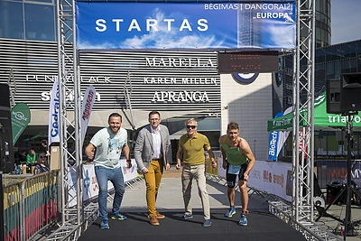 Atgimė legendinis bėgimas į dangoraižį „Europa“/Organizatorių nuotr.