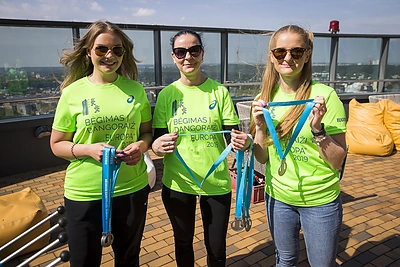 Atgimė legendinis bėgimas į dangoraižį „Europa“/Organizatorių nuotr.