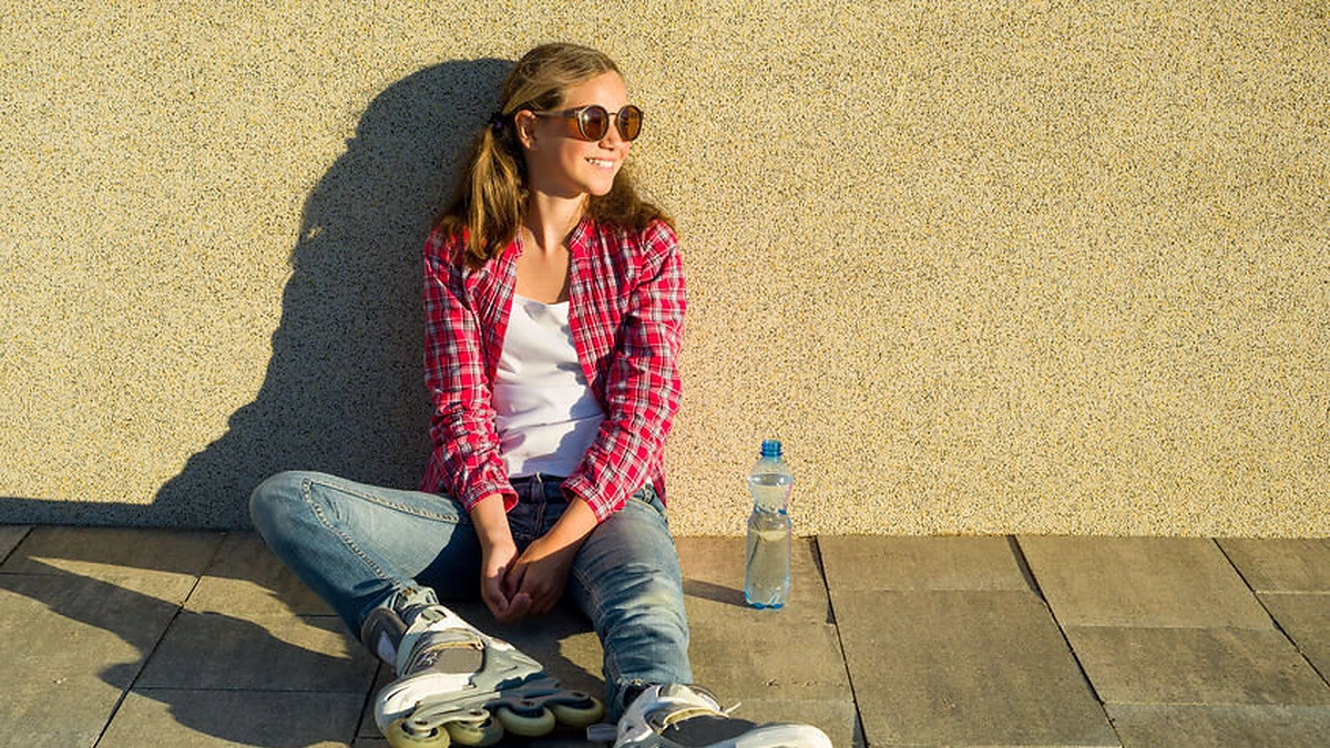 Mergina su riedučiais