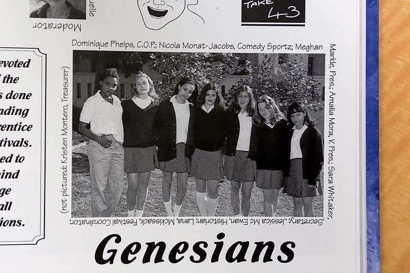 Meghan Markle (trečia njuo kairės) su klasiokėmis/Vida Press nuotr.