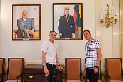 Broliai Gataveckai nupiešė Dalios Grybauskaitės portretą / R. Dačkaus nuotr.