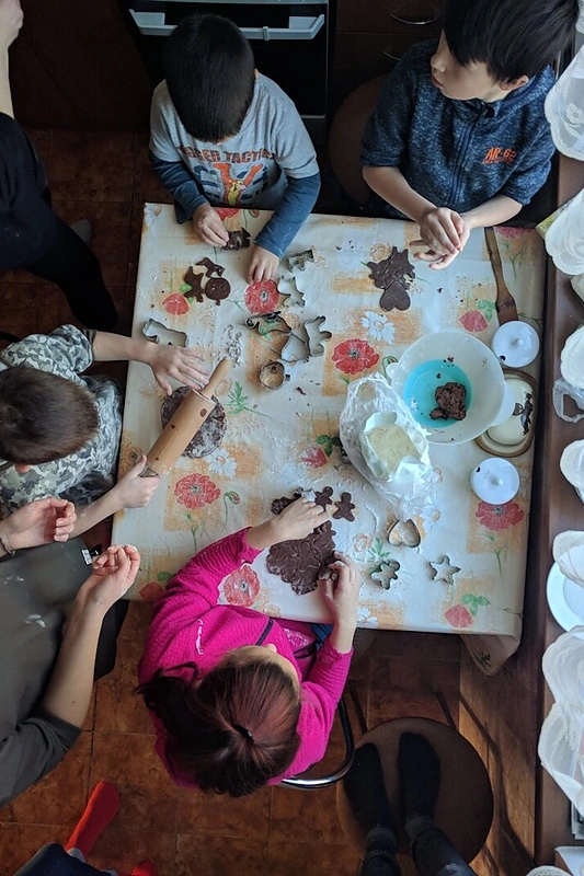 Rokas Šarauskas su vaikų globos namų auklėtiniais/asmeninio archyvo nuotr.