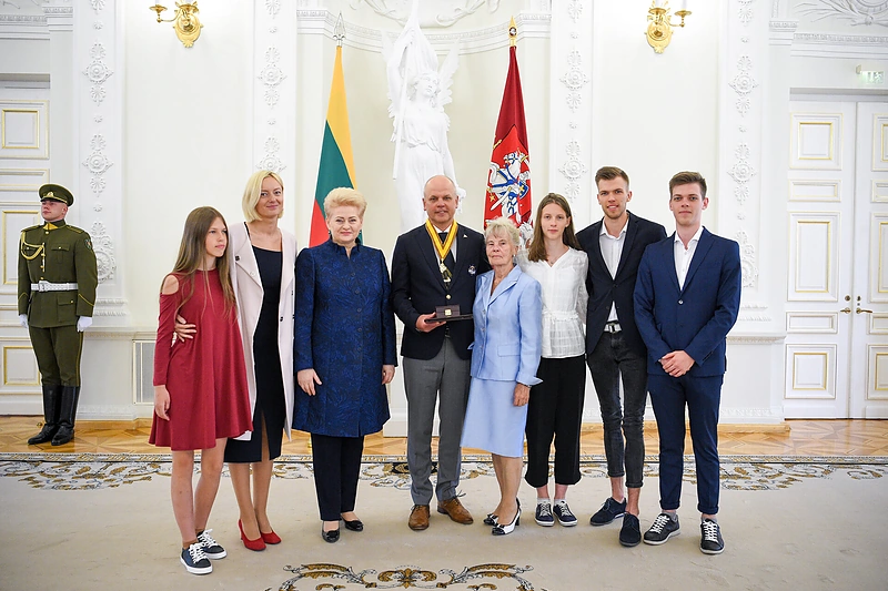 Raimundas Daubaras su komanda ir prezidente Dalia Grybauskaite