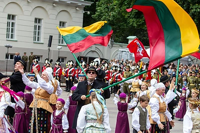 Valstybės vėliavų pakėlimo ceremonija S. Daukanto aikštėje