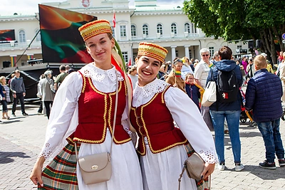 Valstybės vėliavų pakėlimo ceremonija S. Daukanto aikštėje