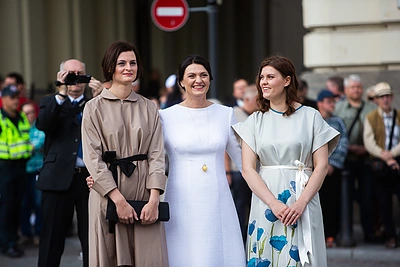 Išrinktasis prezidentas Gitanas Nausėda su žmona atvyko prie J. Basanavičiaus paminklo / Gretos Skaraitienės / „Žmonės Foto“ nuotr.