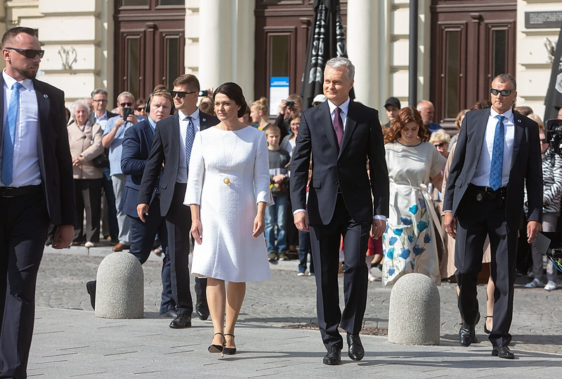 Išrinktasis prezidentas Gitanas Nausėda su žmona atvyko prie J. Basanavičiaus paminklo / Gretos Skaraitienės / „Žmonės Foto“ nuotr.