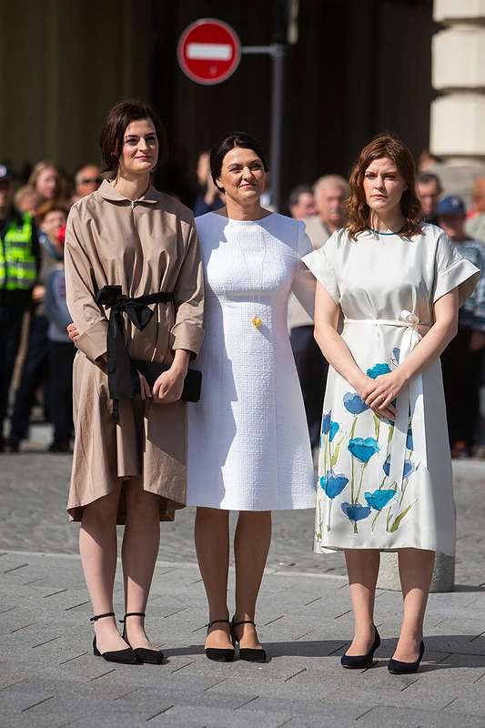 Pirmoji ponia Diana Nausėdienė su dukromis Gedaile ir Ugne prie J. Basanavičiaus paminklo / Gretos Skaraitienės / „Žmonės Foto“ nuotr.