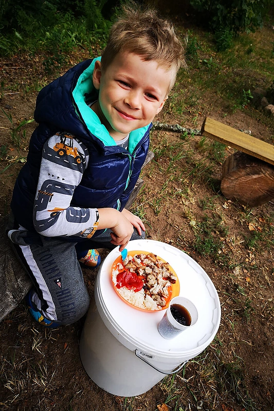 Merūnas leidosi į Varėnės upe baidarėmis su žmona Erika bei sūnumis/Asmeninio archyvo nuotr.