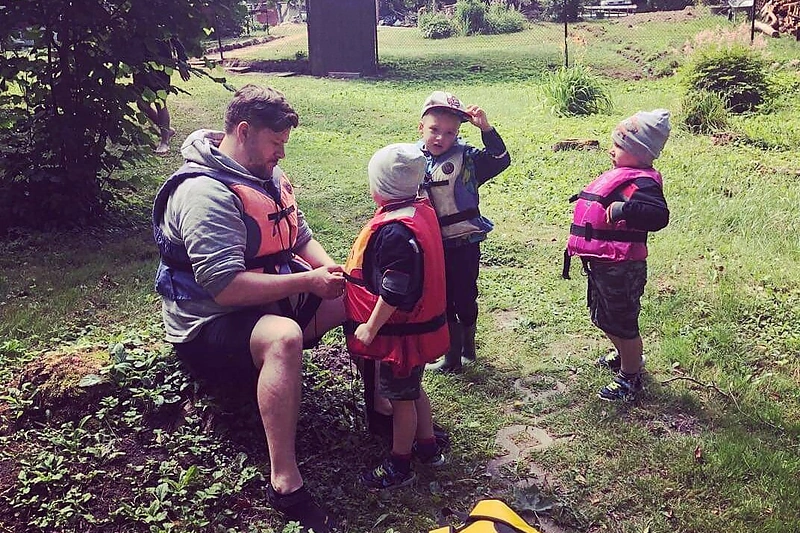 Merūnas leidosi į Varėnės upe baidarėmis su žmona Erika bei sūnumis/Asmeninio archyvo nuotr.