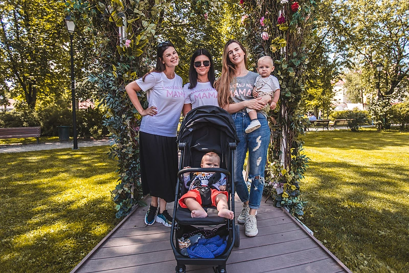 Inga Žuolytė subūrė mamas su mažyliais į ekskursiją po Vilniaus senamiestį/P. Kapricko nuotr.