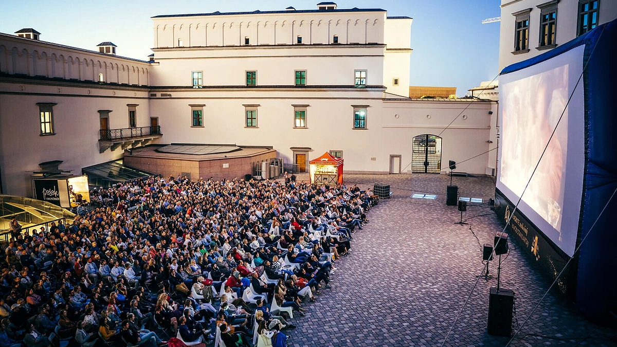 „Kinas po žvaigždėmis“