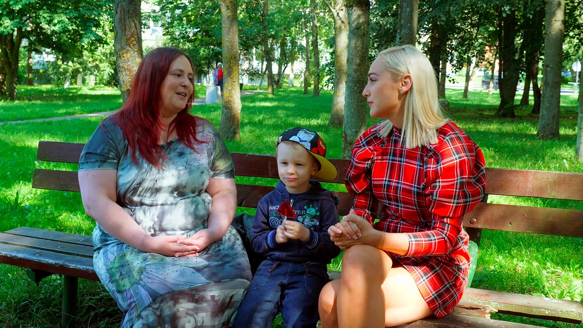 Indrė Stonkuvienė ir Kristina su autizmu sergančiu sūnumi Ignu/Organizatorių nuotr.
