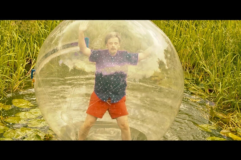 Kadras iš grupės „Antikvariniai Kašpirovskio dantys“ klipo „Mangai“