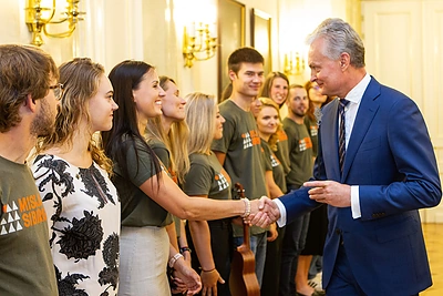Gitanas Nausėda pasitiko grįžusius „Misija Sibiras“ dalyvius/Pauliaus Peleckio/„Žmonės Foto“ nuotr.