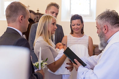 Agnė Kišonaitė su vyru pakrikštijo dukrelę Liliją / J. Butkutės nuotr.