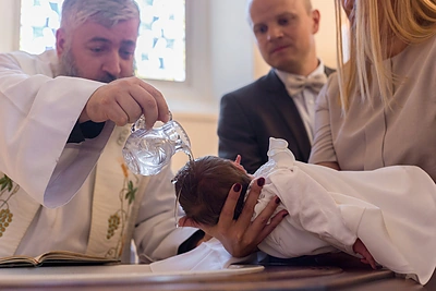 Agnė Kišonaitė su vyru pakrikštijo dukrelę Liliją / J. Butkutės nuotr.