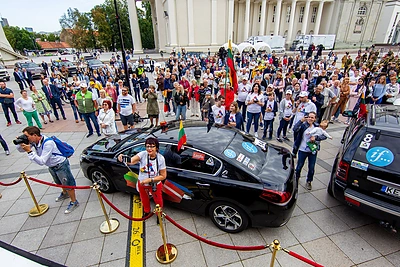 Baltijos kelio 30-mečio sukakčiai paminėti automobilių kolona važiuos iš Vilniaus iki Talino/Irmanto Gelūno/„ŽMONĖS Foto“ nuotr.