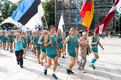 Tradicinio estafetinio bėgimo Baltijos keliui atminti (Vilnius–Ryga–Talinas) startas Katedros aikštėje/Pauliaus Peleckio/„ŽMONĖS Foto“ nuotr.