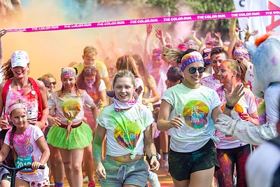 Vilniuje įvyko spalvingiausias metų bėgimas „THE COLOR RUN 2019 VILNIUS“ – bėgo ir keturkojai