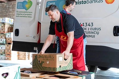 Erika ir Merūnas Vitulskiai dienai tapo „Maisto banko“ savanoriais/LRT nuotr.