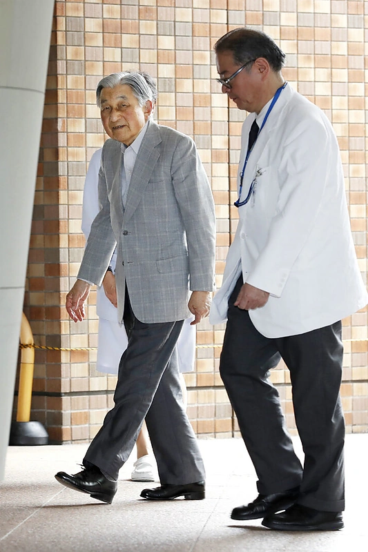 Emeritos Michiko į ligoninę atvyko aplankyti imperatorius Akihito/Scanpix nuotr.