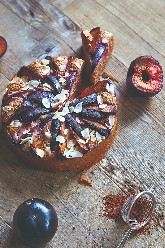 Varškės ir slyvų pyragas su kukurūzų kruopomis / D. Jakštaitės nuotr.