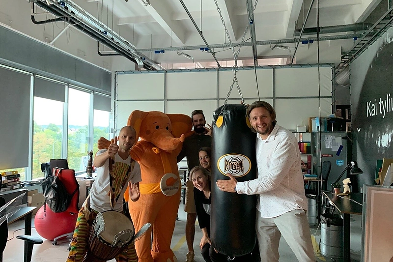 Vilniaus centre – nuo stogo besileidžiantis dramblys/Organizatorių nuotr.