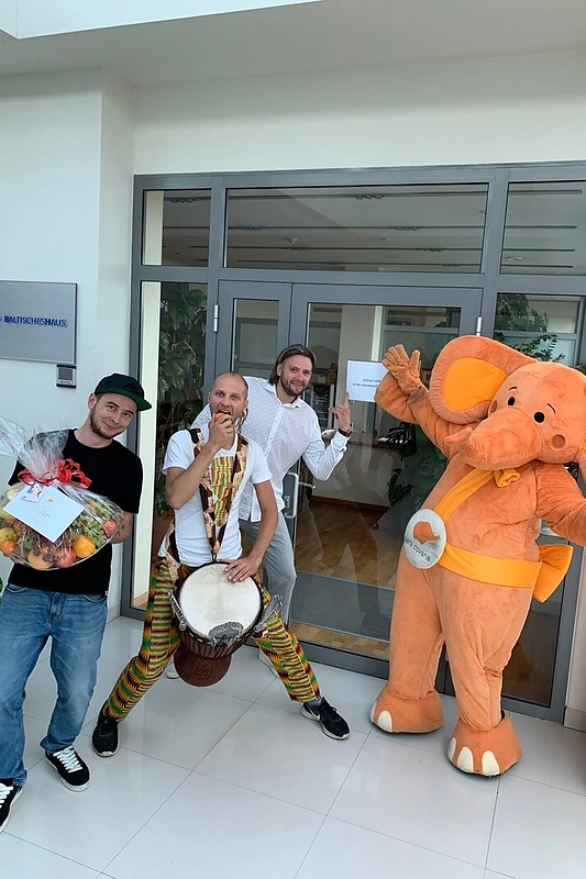 Vilniaus centre – nuo stogo besileidžiantis dramblys/Organizatorių nuotr.