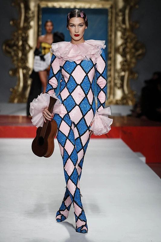 „Moschino“ 2020 m. pavasario/vasaros drabužių kolekcija/ Vida press nuotr.