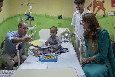 Kembdridžo hercogai Pakistane aplankė sergančius vaikus / „Scanpix“ nuotr.