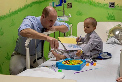 Kembdridžo hercogai Pakistane aplankė sergančius vaikus / „Scanpix“ nuotr.