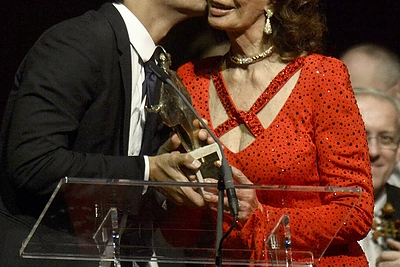 Sophia Loren atsiėmė apdovanojimą už viso gyvenimo nuopelnus