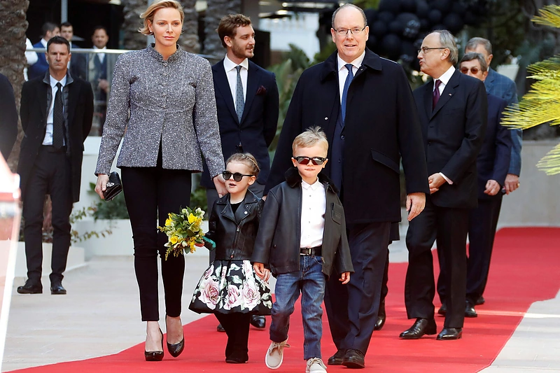 Monako princas Albertas II su žmona Charlene ir mažieji dvyniai: Gabriella bei Jacques / „Scanpix“ nuotr.