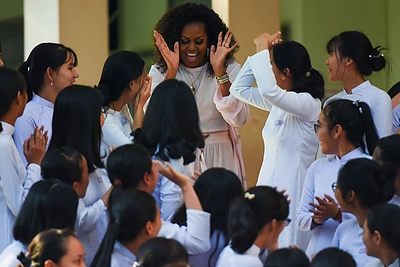 Julia Roberts ir Michelle Obama lankosi Vietname / „Scanpix“ nuotr.