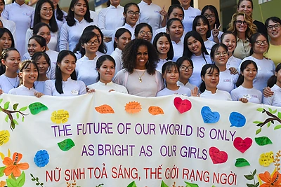 Julia Roberts ir Michelle Obama lankosi Vietname / „Scanpix“ nuotr.