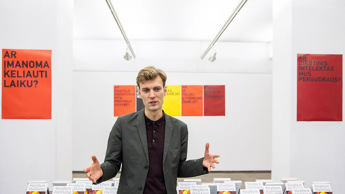 Mokslininko Stepheno Hawkingo knygai „Trumpi atsakymai į sudėtingus klausimus“ pagerbti vienai dienai atidarytas knygynas/Irmanto Gelūno/„Žmonės Foto“ nuotr.