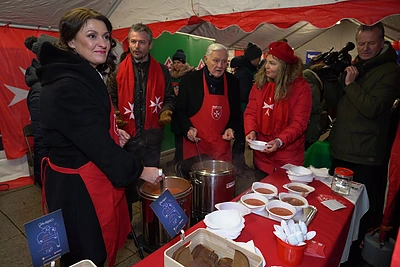 Diana Nausėdienė su Valdu Adamkumi pilstė „Maltiečių sriubą“/LR Prezidento kanceliarijos nuotr.