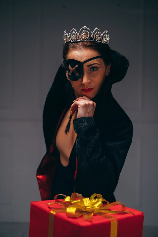 „Spragtuko“ interpretaciją kūrėjams pakuždėjo alegorija į Hanso Christiano Anderseno pasaką „Raudonos kurpaitės“/Imanto Boiko nuotr.