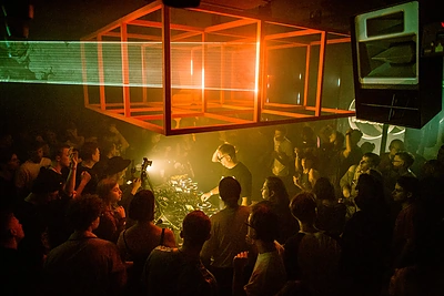 Plinta šokiruojantys liudijimai apie narkotikus ir prievartą garsiame Vilniaus klube: prabilo jo atstovai