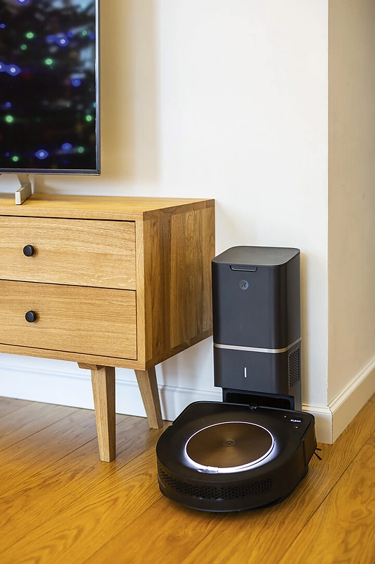 Robotizuotas dulkių siurblys „iRobot Roomba s9+“/Organizatorių nuotr.