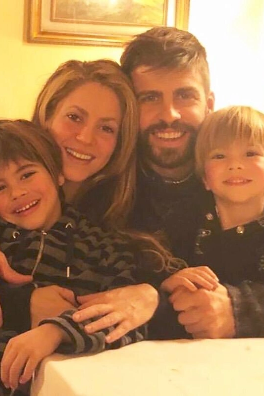 Shakira ir Piqué su sūnumis Milanu ir Sasha