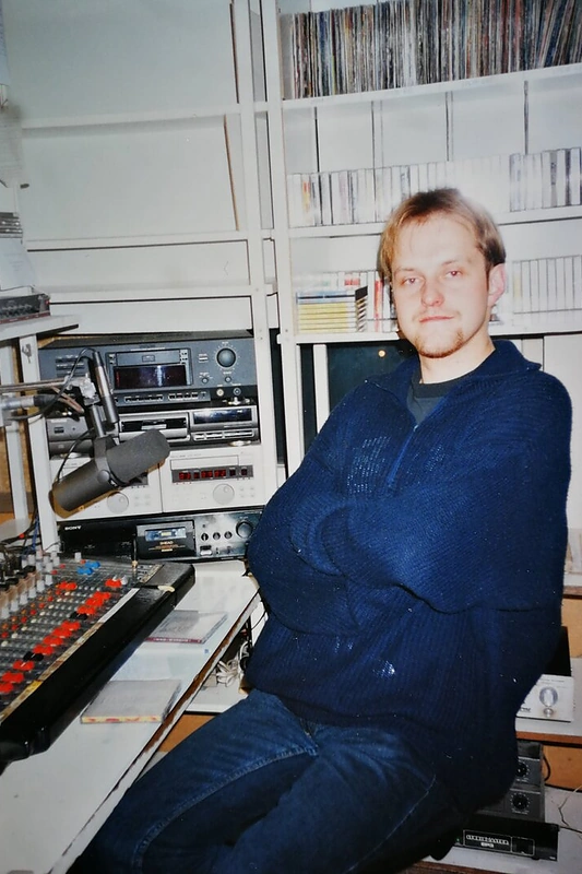 Rimas Šapauskas 1996 metais „Radiocentro“ studijoje, kurioje ėmė kurti Česlovo personažą.